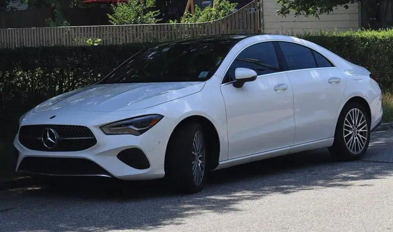 Mercedes-Benz CLA blanco fotografiado de frente y de lado en julio de 2026