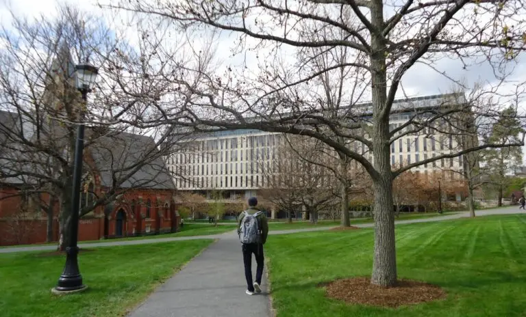 Estudiantes caminando por el campus de la Universidad de Cornell, en Estados Unidos