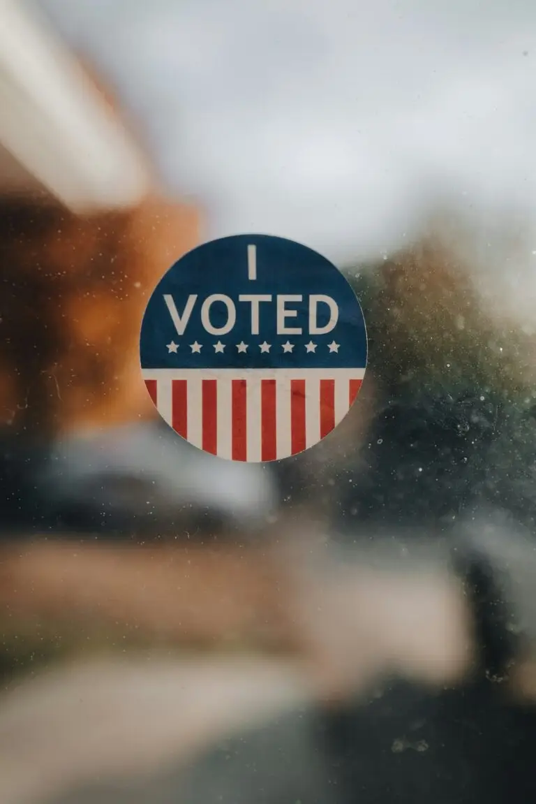Una pegatina I Voted con los colores de Estados Unidos en un cristal